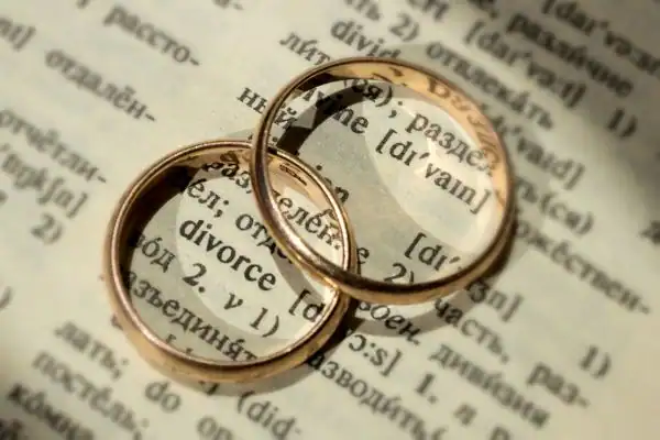 Image of rings removed before divorce mediation Stretford